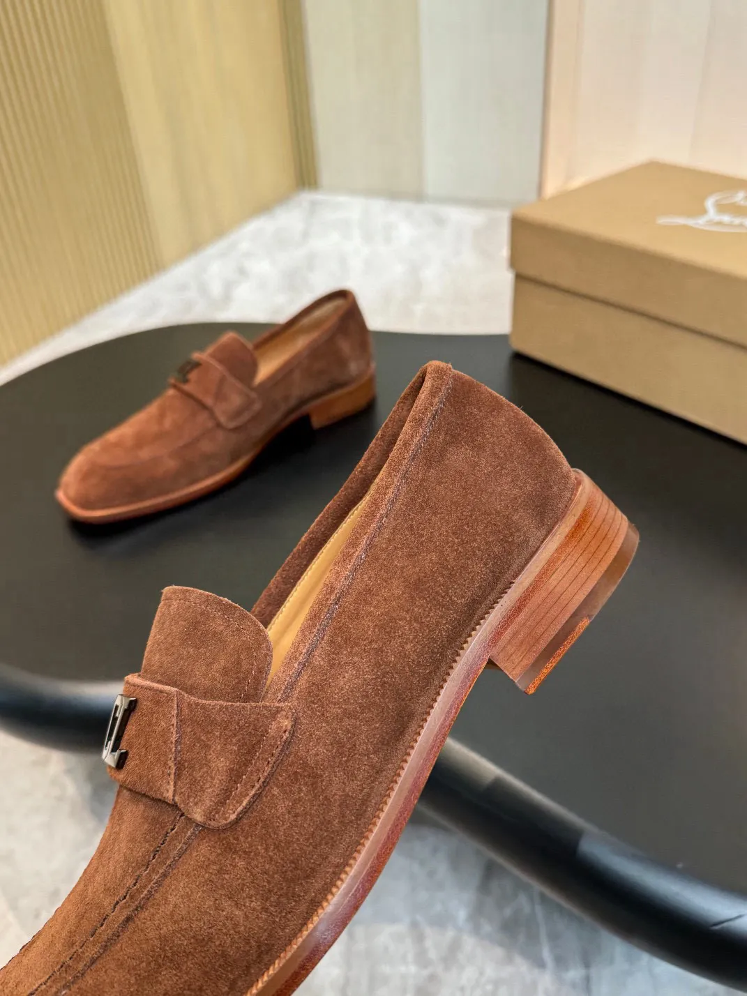 💰960 Christia*.Loubouti*🆑High-end men’s business formal leather shoes｜Classic red-soled shoes｜Original imported first-layer cowhide｜Iconic rivet decoration｜Water-dyed cowhide lining｜Italian imported red cowhide outsole｜High-end luxury｜Perfect interpretation of fashion, sunshine, style, suitable for various occasions Size: 39-44 (customized at 38.45.46)✅